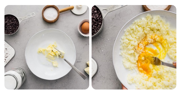 Bật trước lò nướng ở nhiệt độ 375 độ F. Chuối bạn nghiền nhuyễn bằng nĩa nhé. Trong một cái thố, bạn trộn đều bơ và đường, sau đó cho trứng và tinh chất vani vào đánh đều.