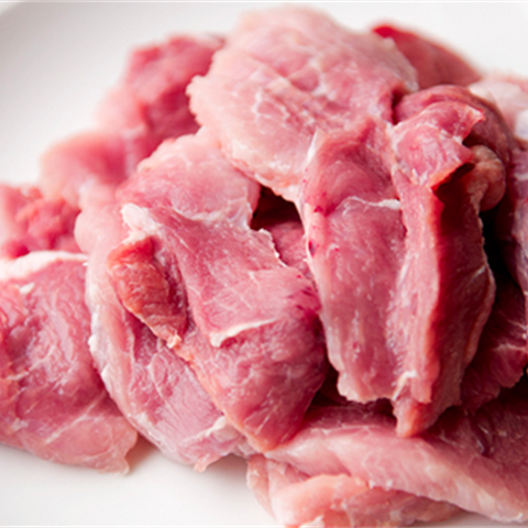 Bước 3: Thịt heo rửa sạch, cắt thành miếng khoảng 1cm, dùng sống dao băm nhẹ cho miếng thịt được mềm hơn.